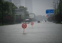 鄭州市民朋友們，暴雨期間請注意留意警示標志牌！